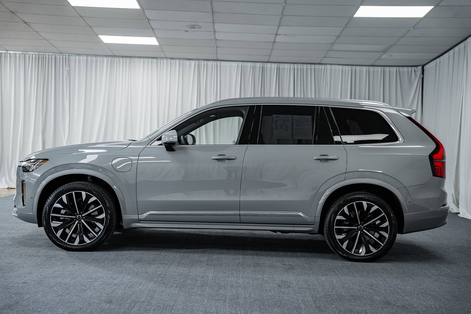 Used 2025 Volvo XC90 T8 Ultra w/ Protection Package Premier image 5