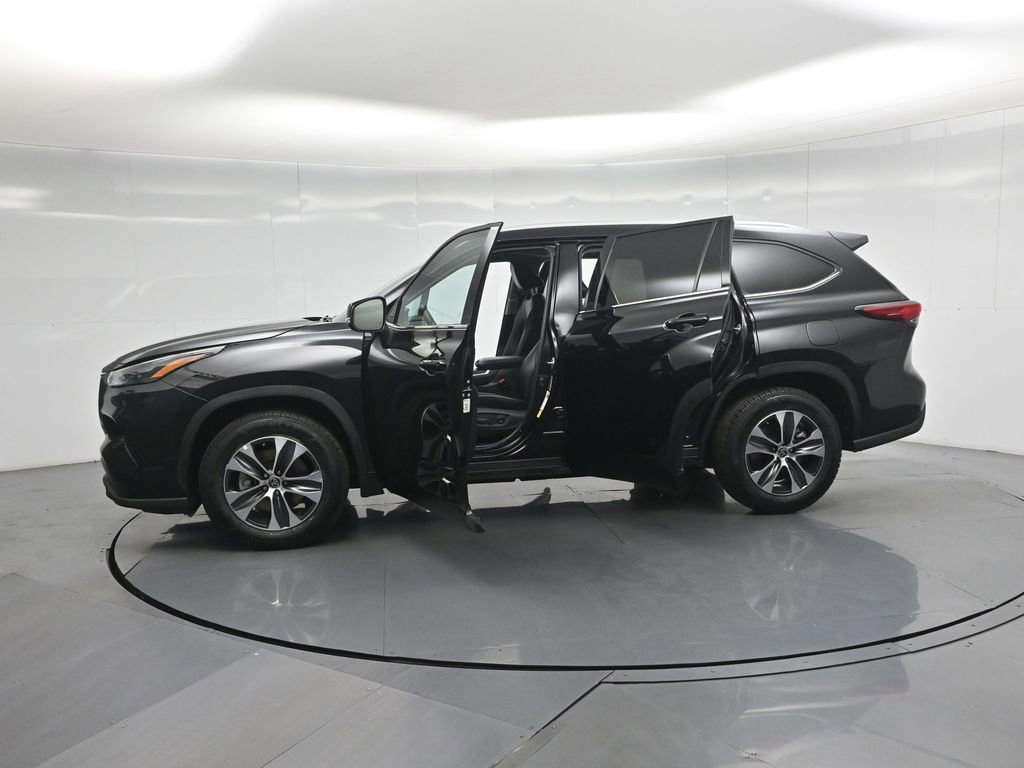 Used 2022 Toyota Highlander XLE FWD image 38
