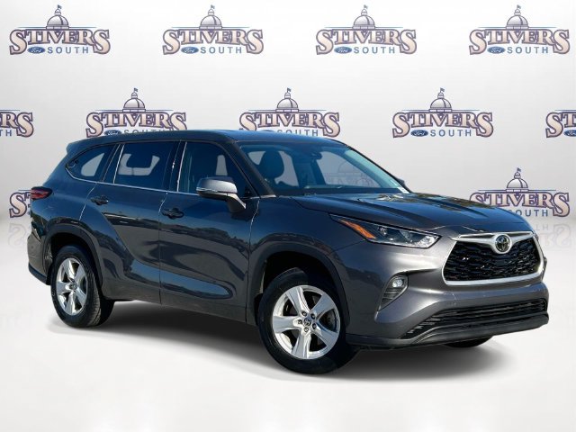 Used 2021 Toyota Highlander LE FWD image 1