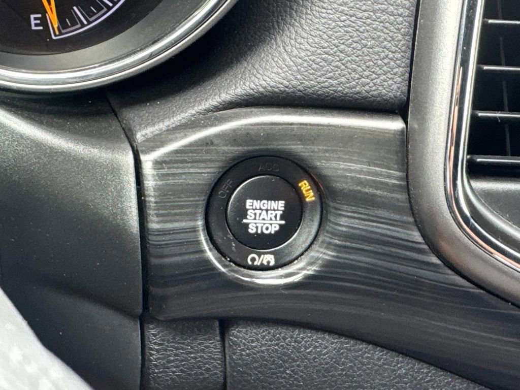 Used 2020 Jeep Grand Cherokee Laredo image 25