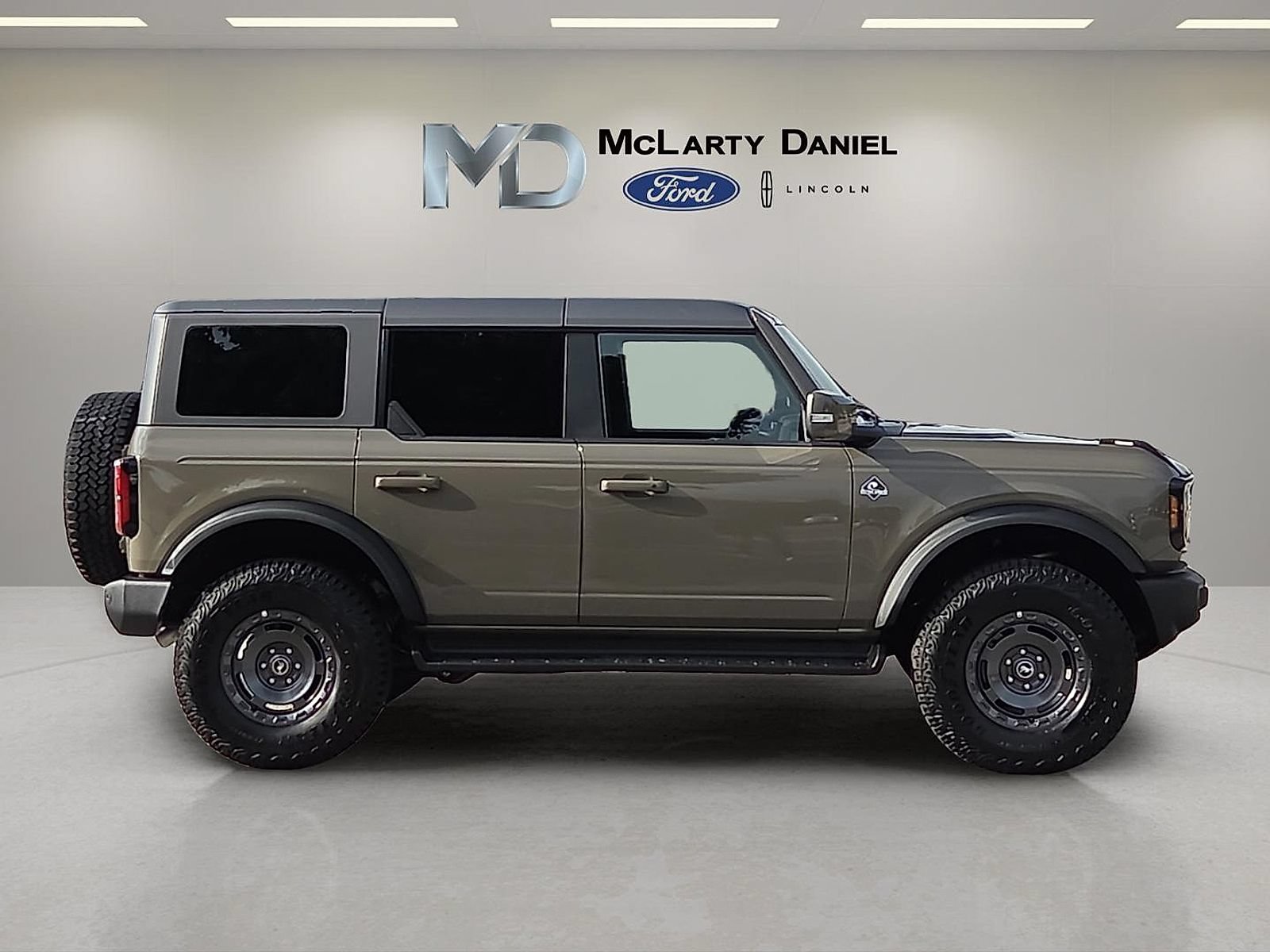 Certified 2025 Ford Bronco Outer Banks w/ Sasquatch Package AWD/4WD image 6