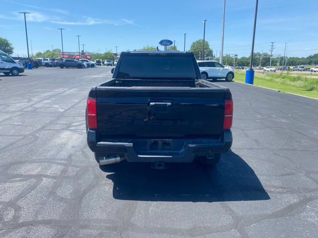 Used 2025 Toyota Tacoma SR5 AWD/4WD image 4