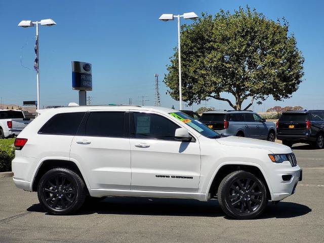 Used 2021 Jeep Grand Cherokee Laredo X AWD/4WD image 3