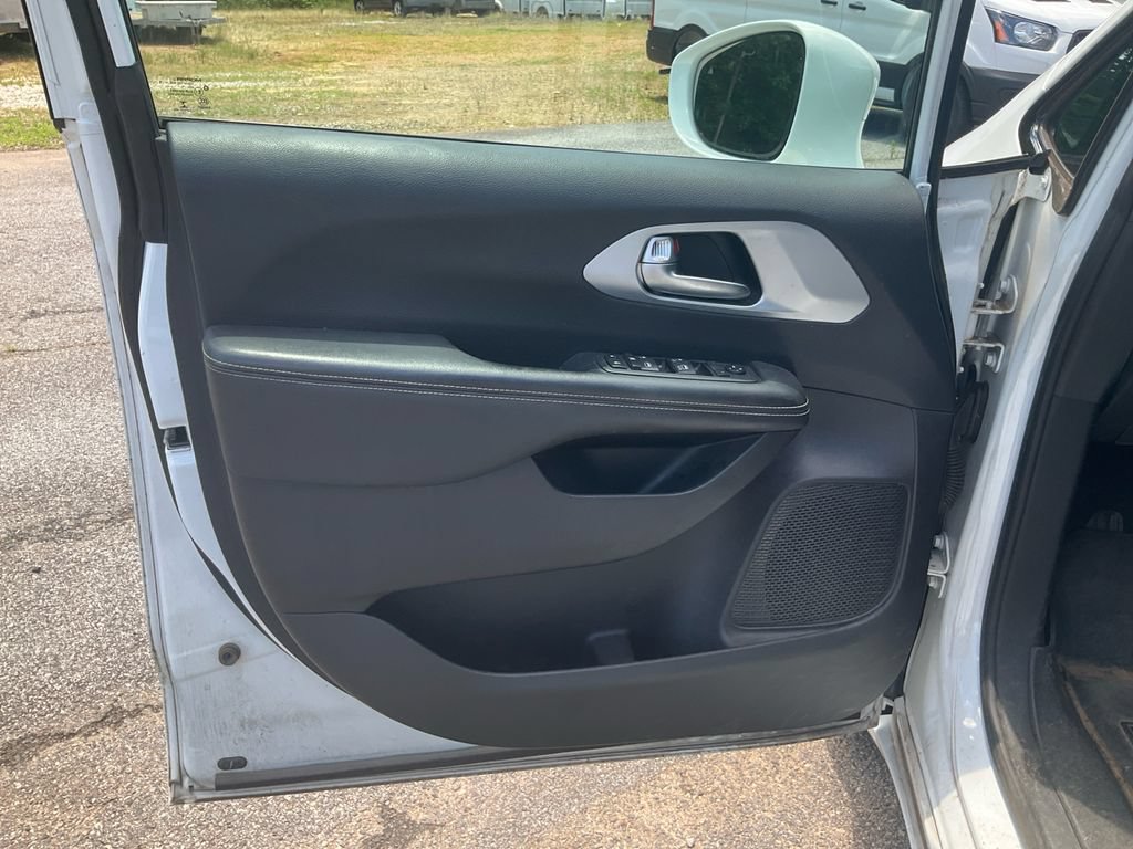 Used 2020 Chrysler Pacifica Touring w/ S Appearance Package FWD image 16