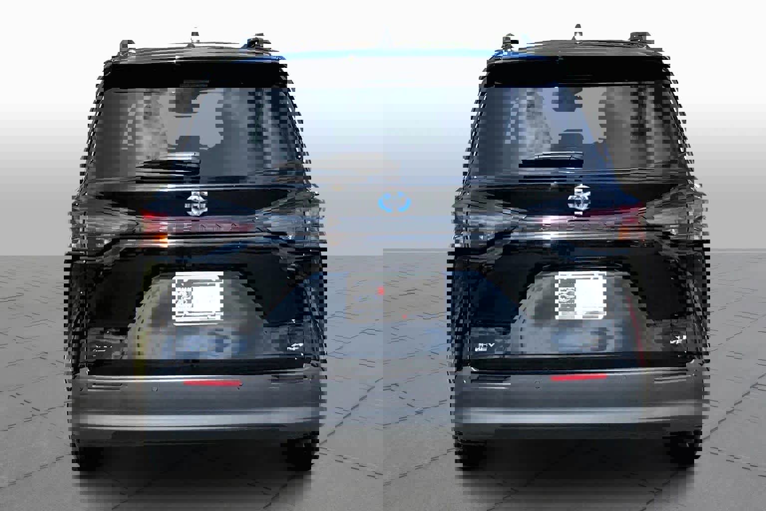 Used 2025 Toyota Sienna XLE image 3