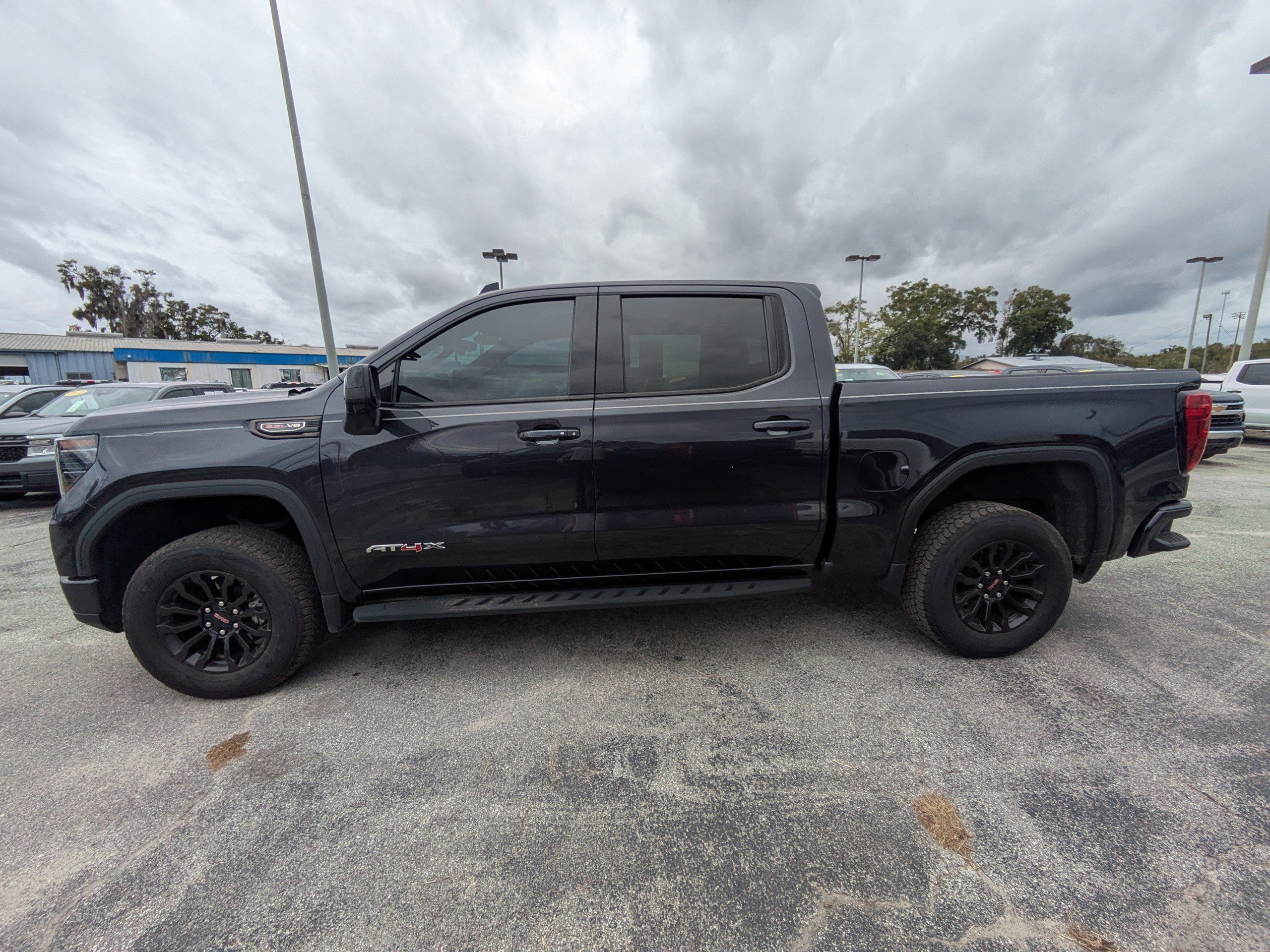 Used 2022 GMC Sierra 1500 AT4X image 2