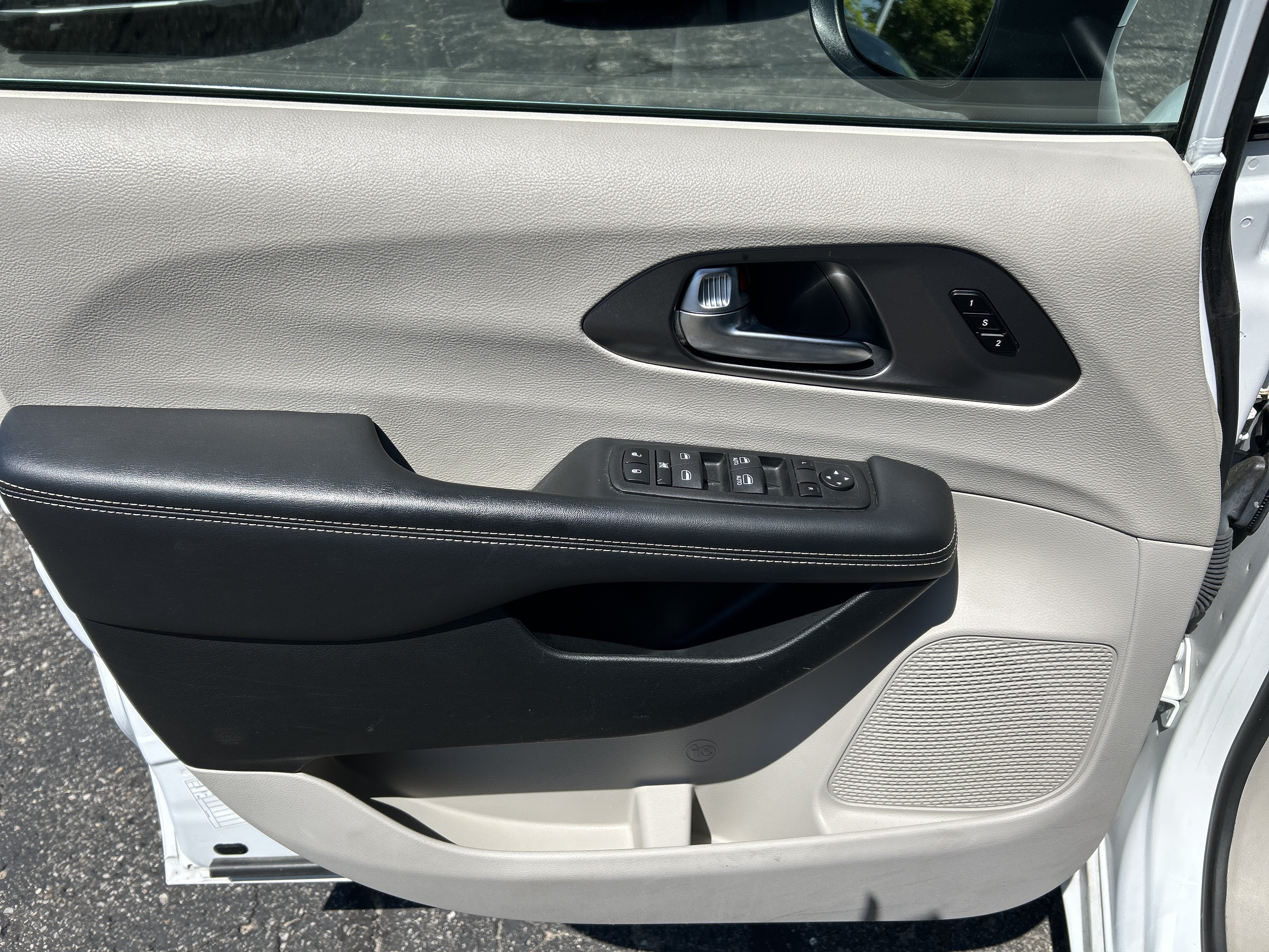 Used 2023 Chrysler Pacifica Touring-L FWD image 14