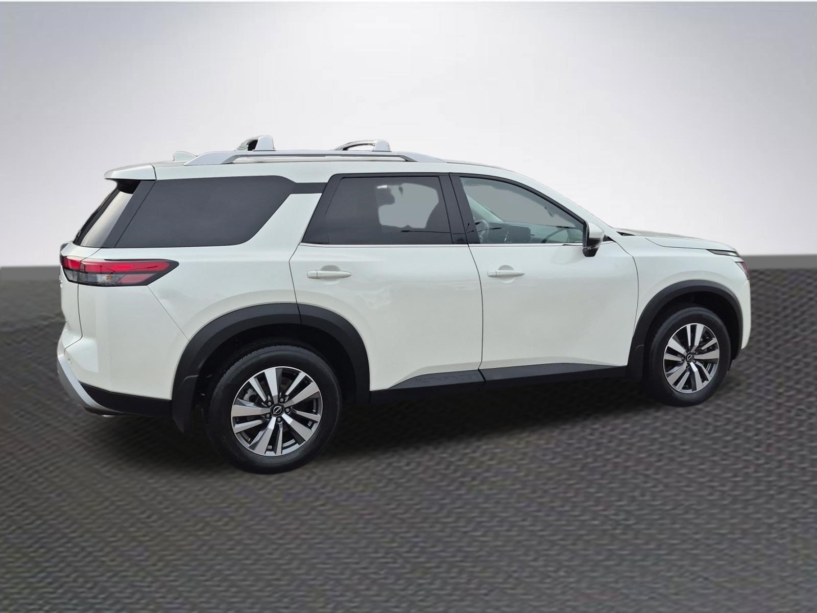 Used 2024 Nissan Pathfinder SL AWD/4WD image 4
