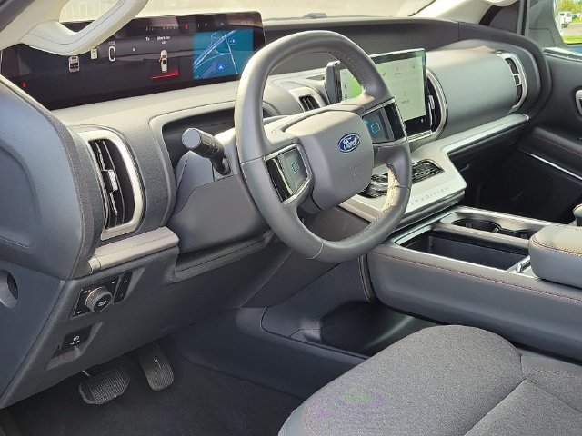 Certified 2025 Ford Expedition Active AWD/4WD image 6