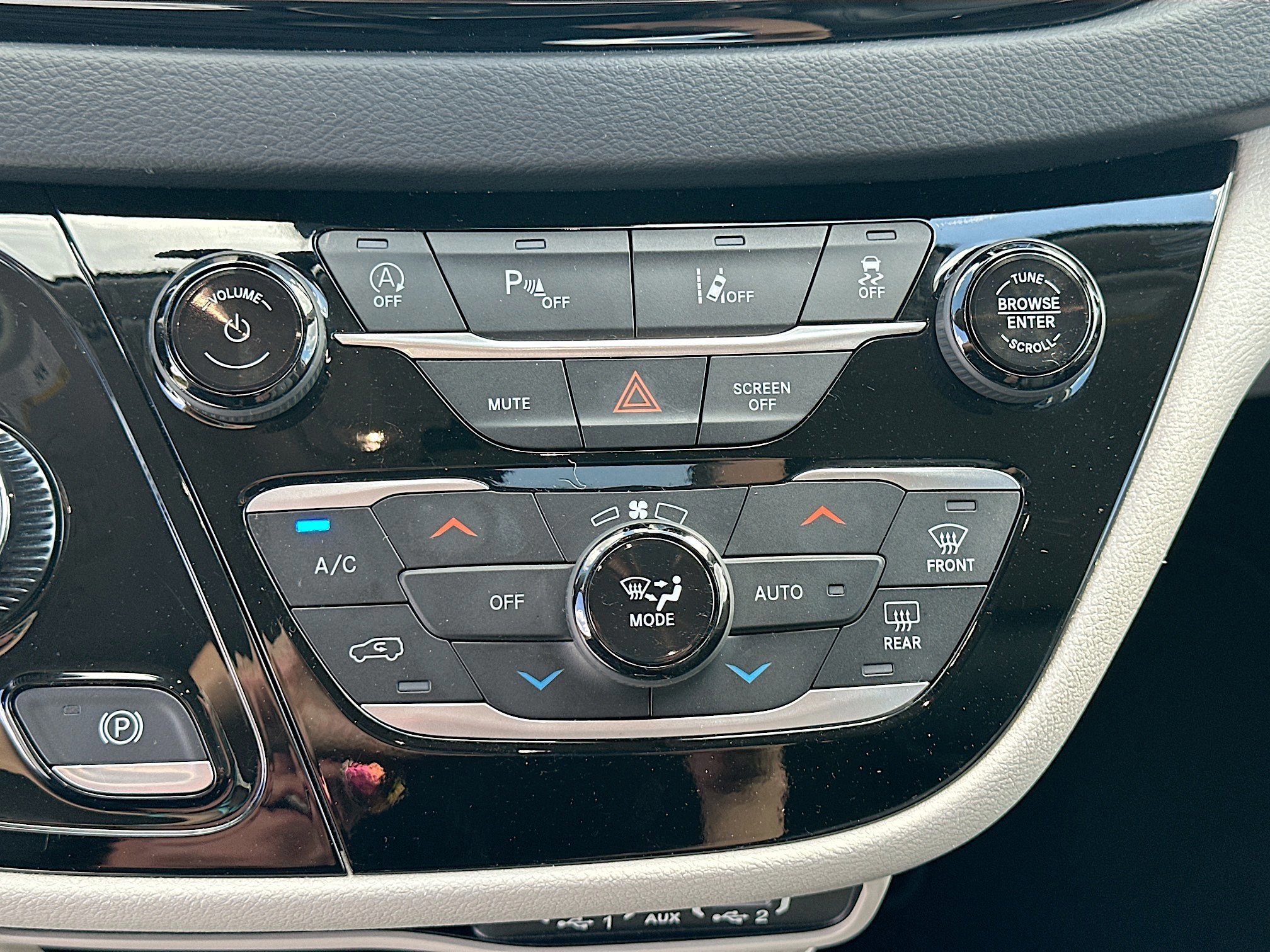 Used 2023 Chrysler Pacifica Touring-L image 15