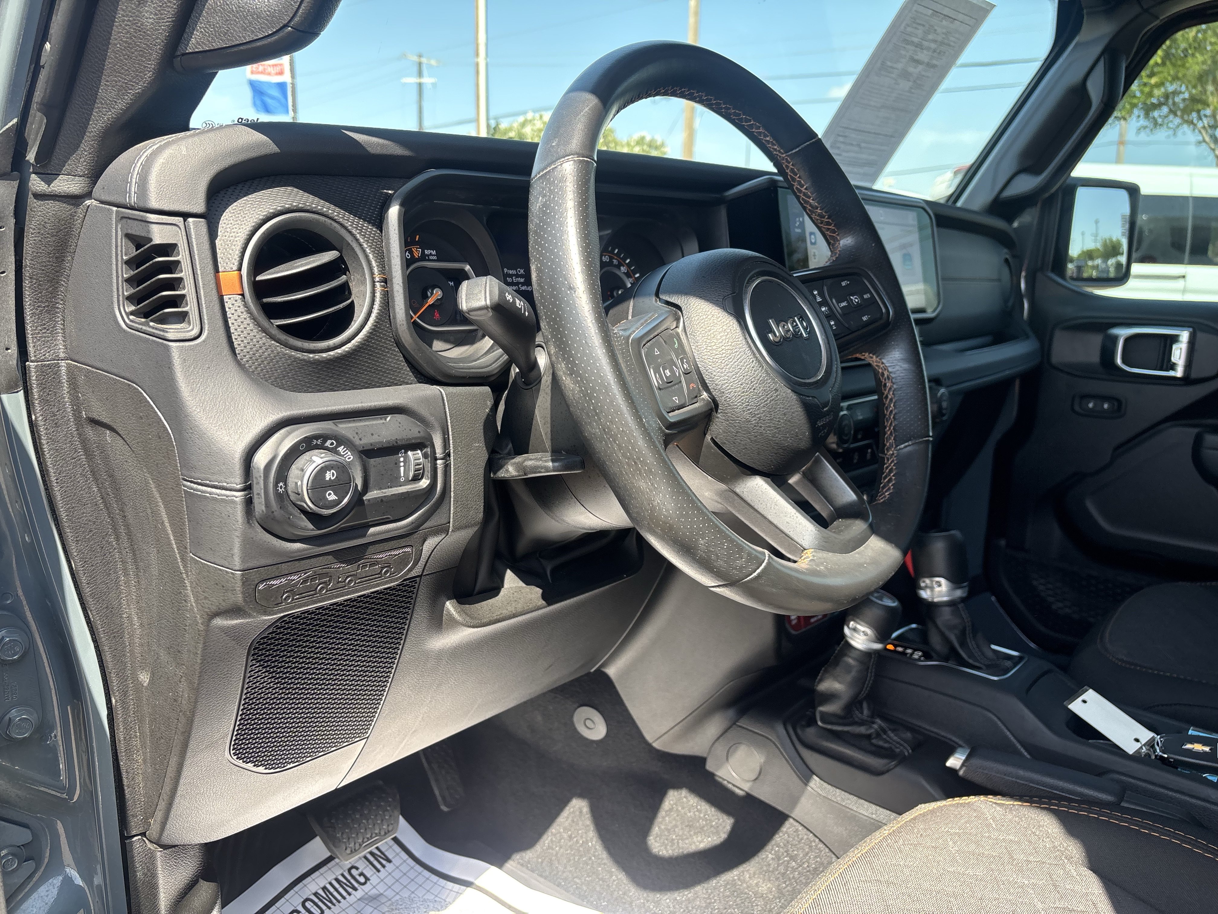 Used 2025 Jeep Gladiator Mojave AWD/4WD image 12
