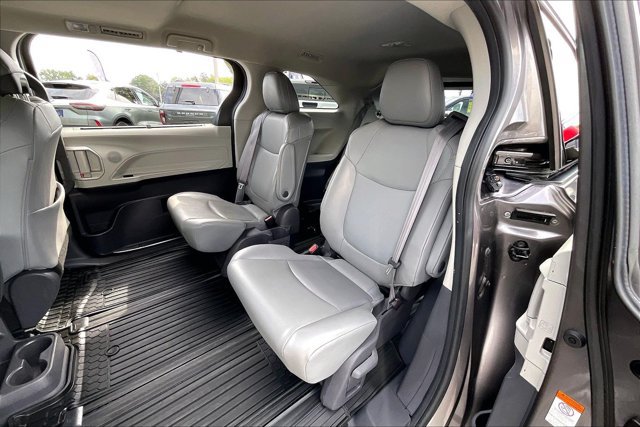Used 2021 Toyota Sienna XLE FWD image 25