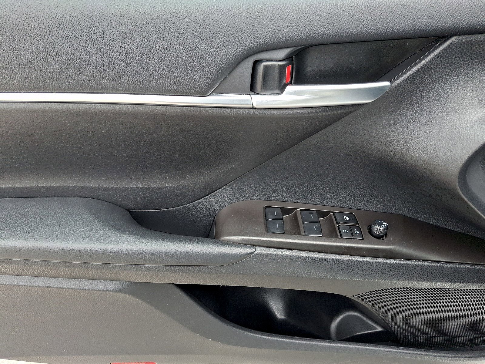 Used 2024 Toyota Camry SE image 11