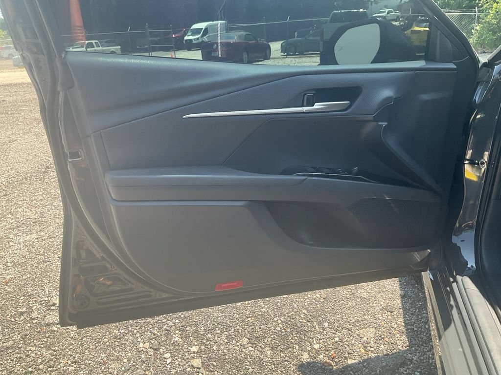 Used 2025 Toyota Camry SE w/ Convenience Package FWD image 17