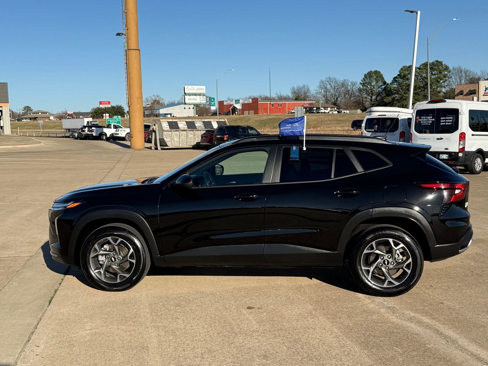 Used 2025 Chevrolet Trax LT w/ LT Convenience Package image 2