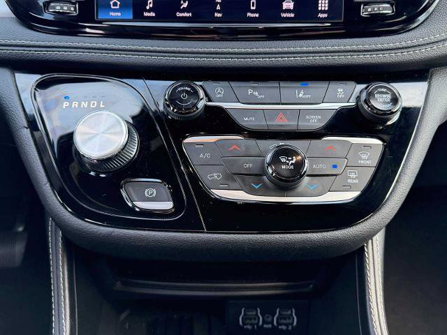 Used 2025 Chrysler Pacifica Limited image 17