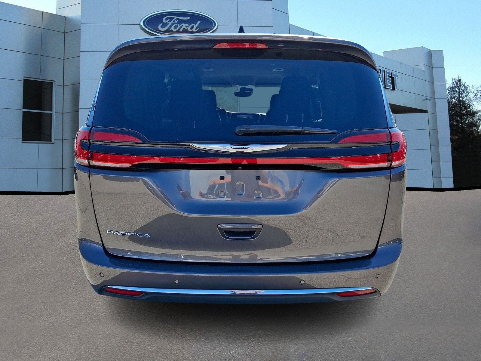 Used 2023 Chrysler Pacifica Touring-L FWD image 7
