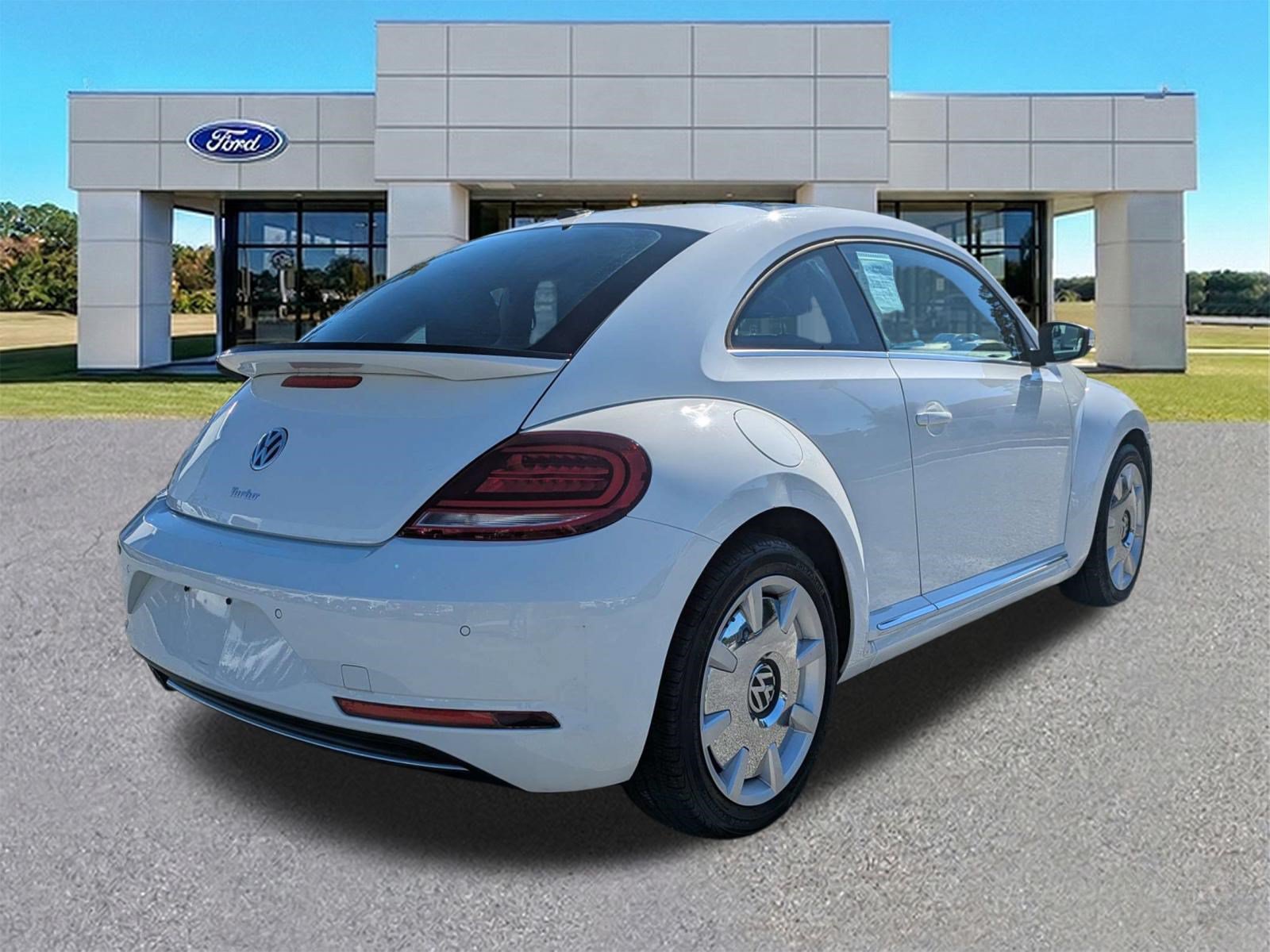 Used 2019 Volkswagen Beetle 2.0T SE w/ SE Premium Package FWD image 4