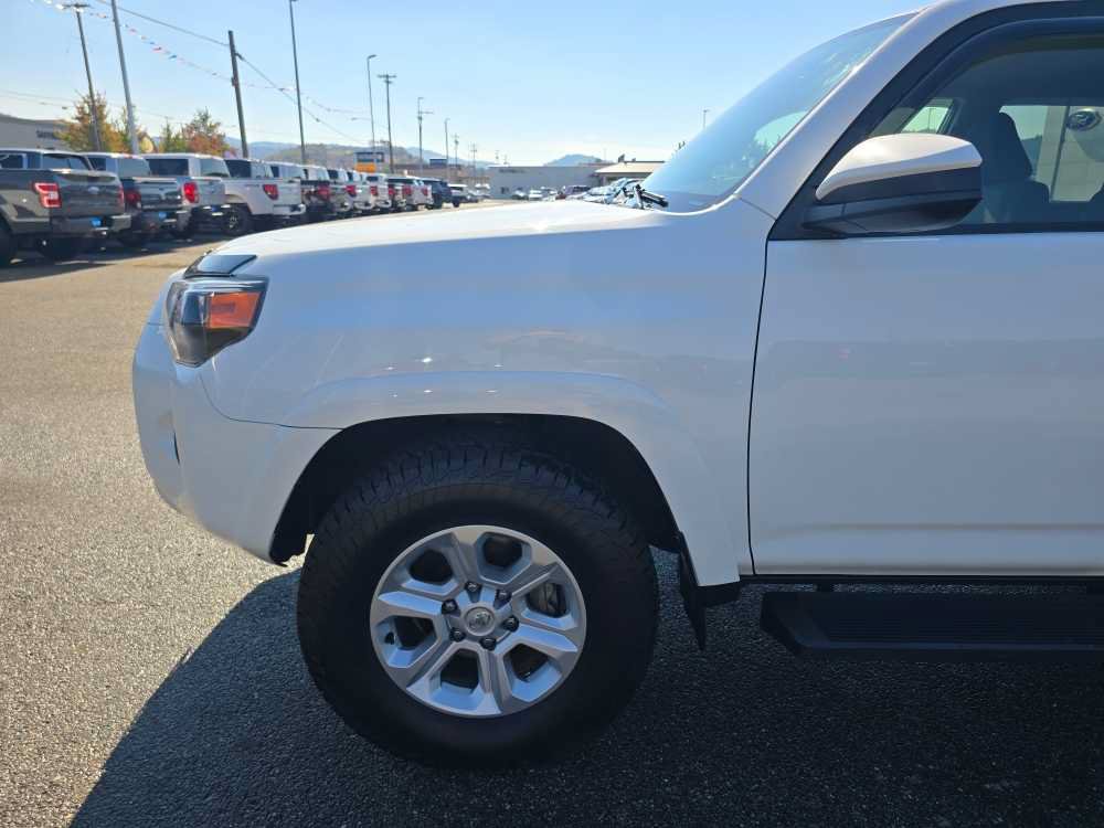 Used 2022 Toyota 4Runner SR5 AWD/4WD image 18