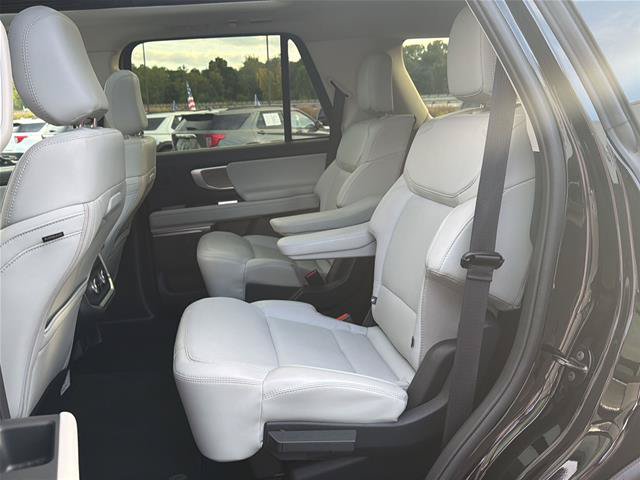 Certified 2025 Ford Expedition Platinum w/ Driver's Package AWD/4WD image 27