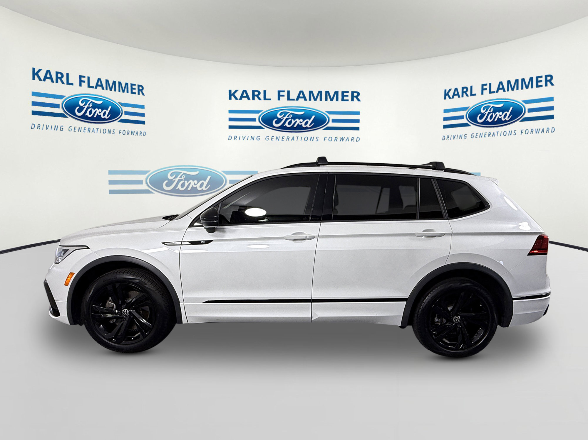 Used 2024 Volkswagen Tiguan SE R-Line image 5