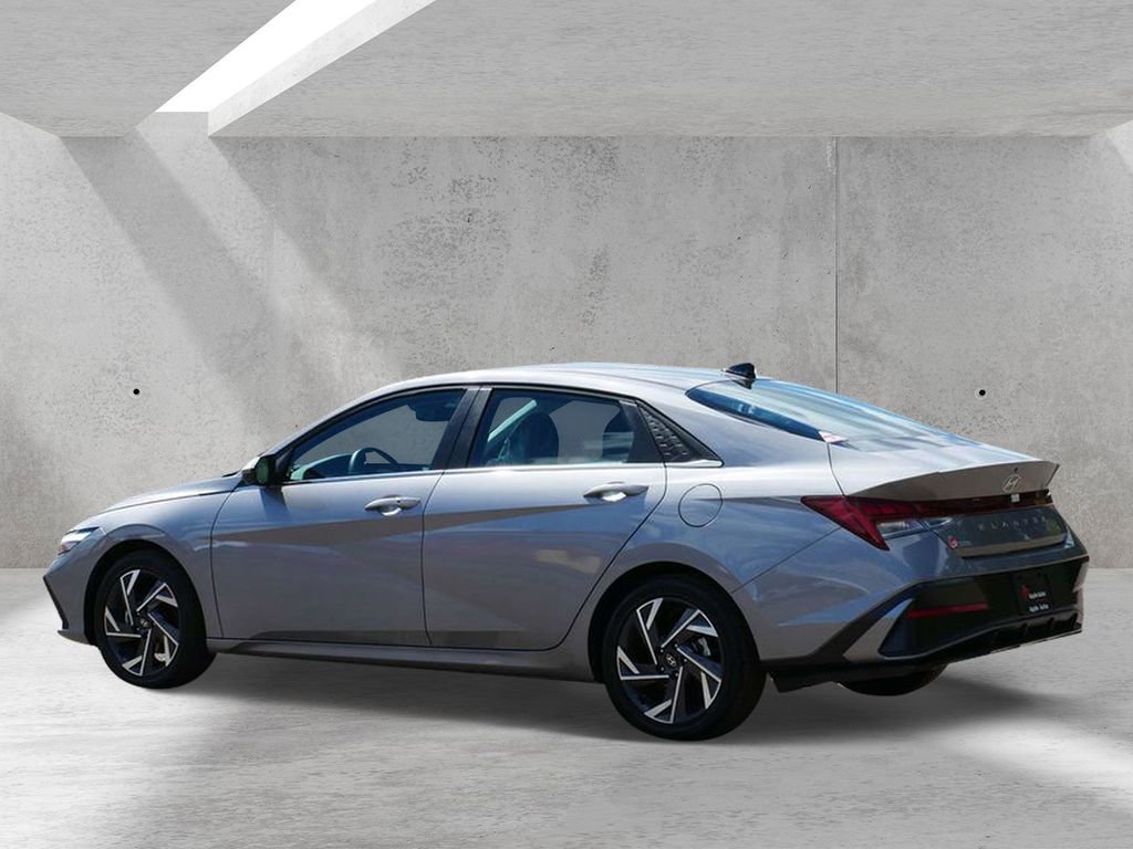 Used 2025 Hyundai Elantra SEL FWD image 4