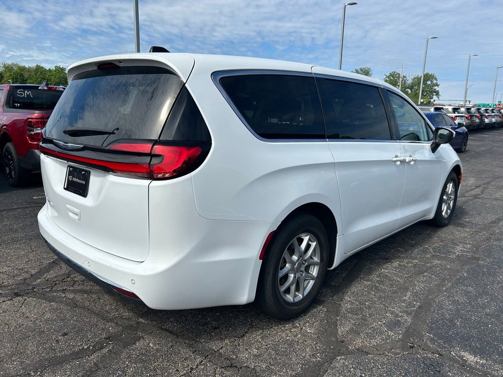 Used 2023 Chrysler Pacifica Touring-L FWD image 8