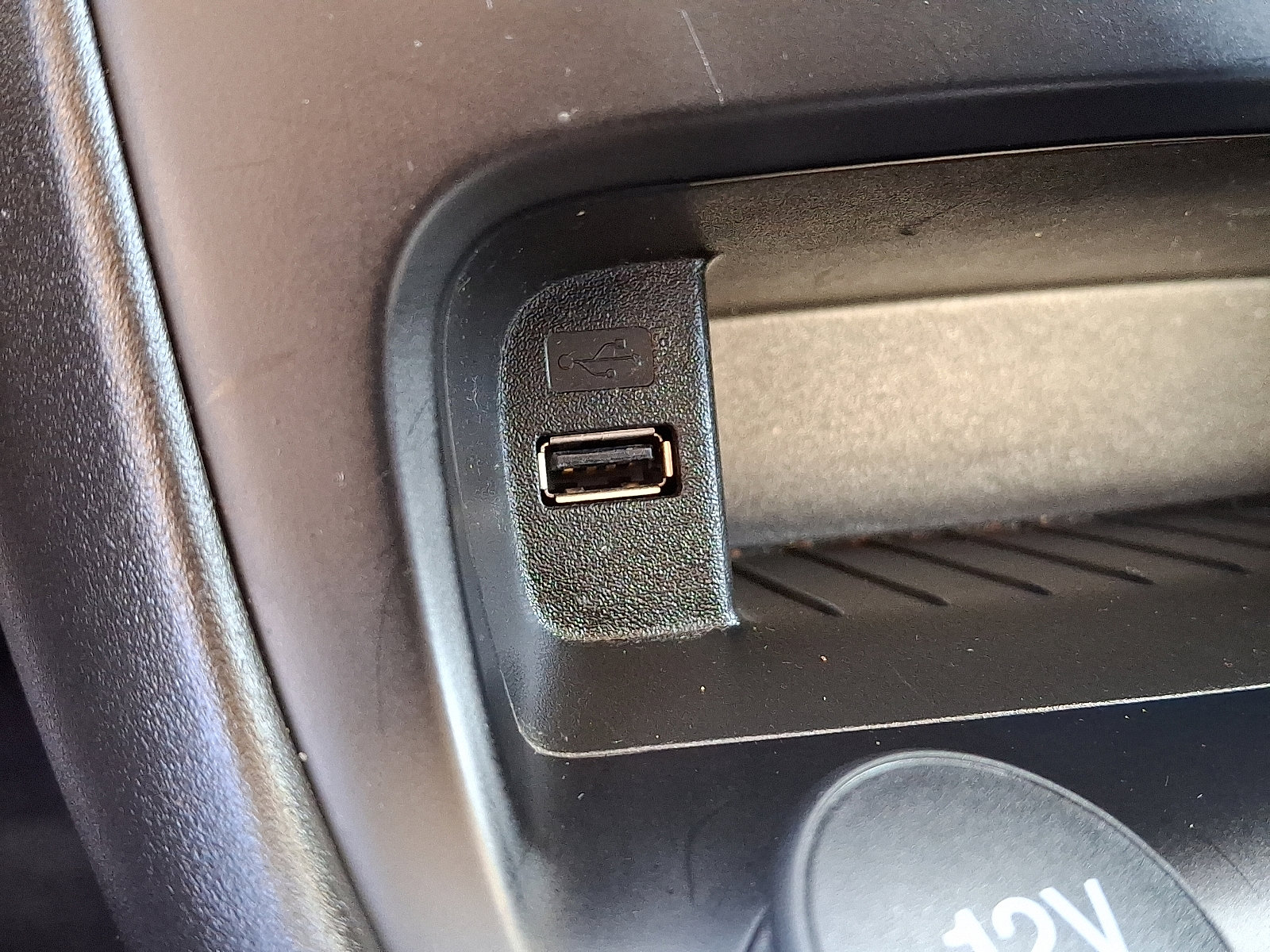 Certified 2018 Ford Focus SE w/ SE Appearance Package image 26