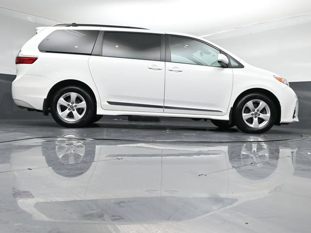 Used 2018 Toyota Sienna LE FWD image 40