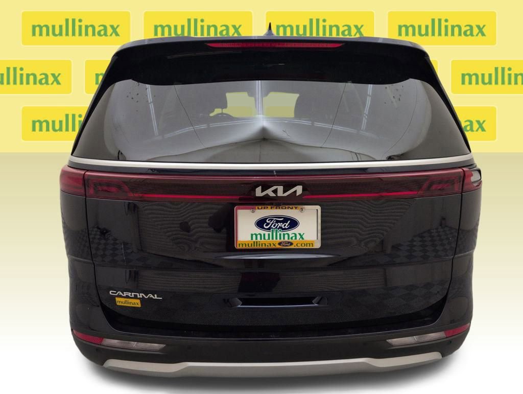 Used 2024 Kia Carnival LX image 4