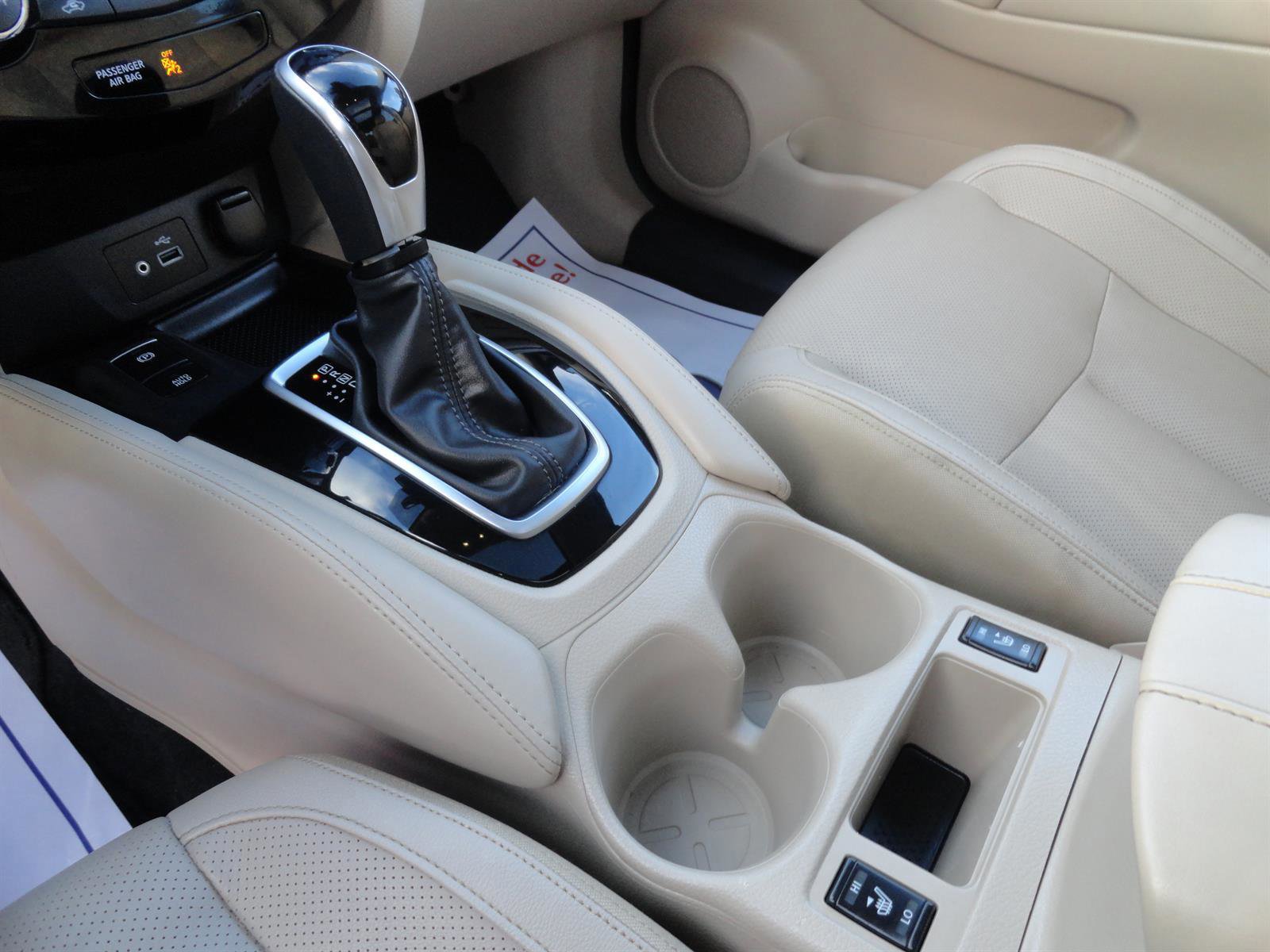 Used 2020 Nissan Rogue SL w/ Premium Package image 18