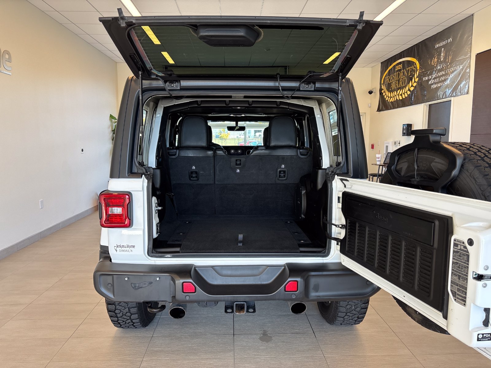 Used 2022 Jeep Wrangler Unlimited Sahara w/ LED Lighting Group AWD/4WD image 10