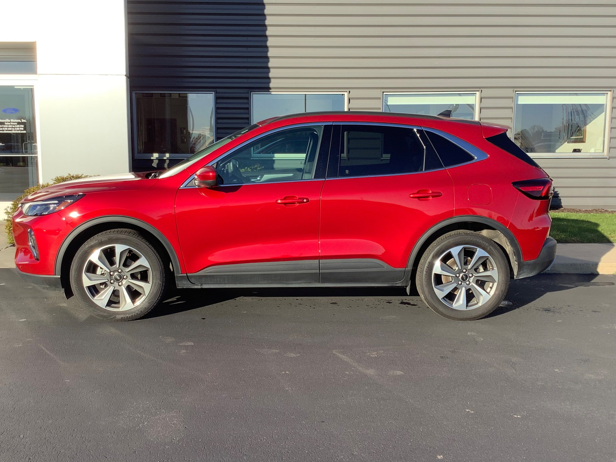 Certified 2023 Ford Escape Platinum AWD/4WD image 2