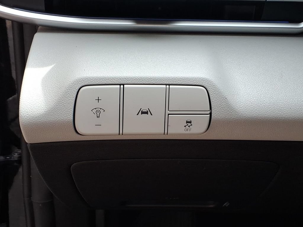 Used 2023 Hyundai Elantra Limited FWD image 18