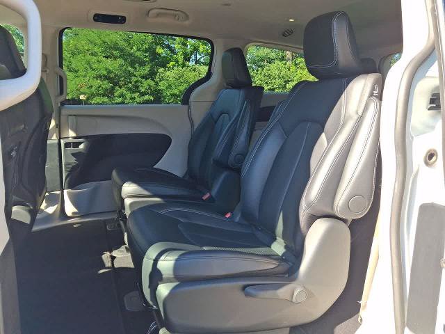 Used 2024 Chrysler Pacifica Limited FWD image 26