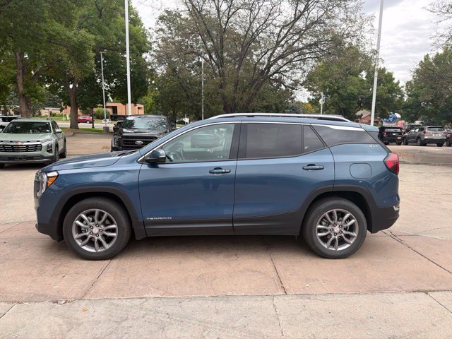 Used 2024 GMC Terrain SLT AWD/4WD image 3