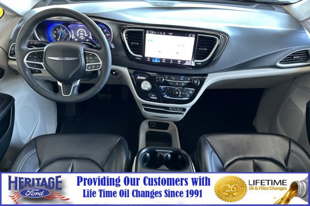 Used 2023 Chrysler Pacifica Touring-L image 13
