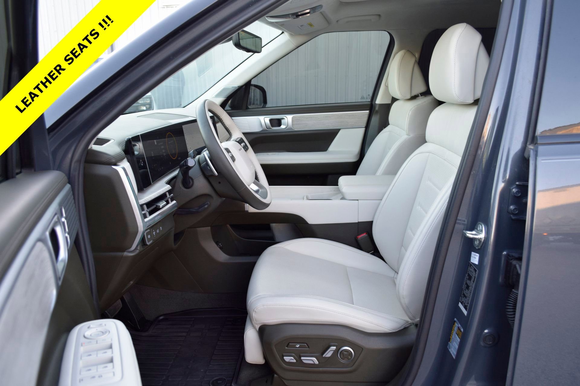 Used 2025 Hyundai Santa Fe Calligraphy image 3