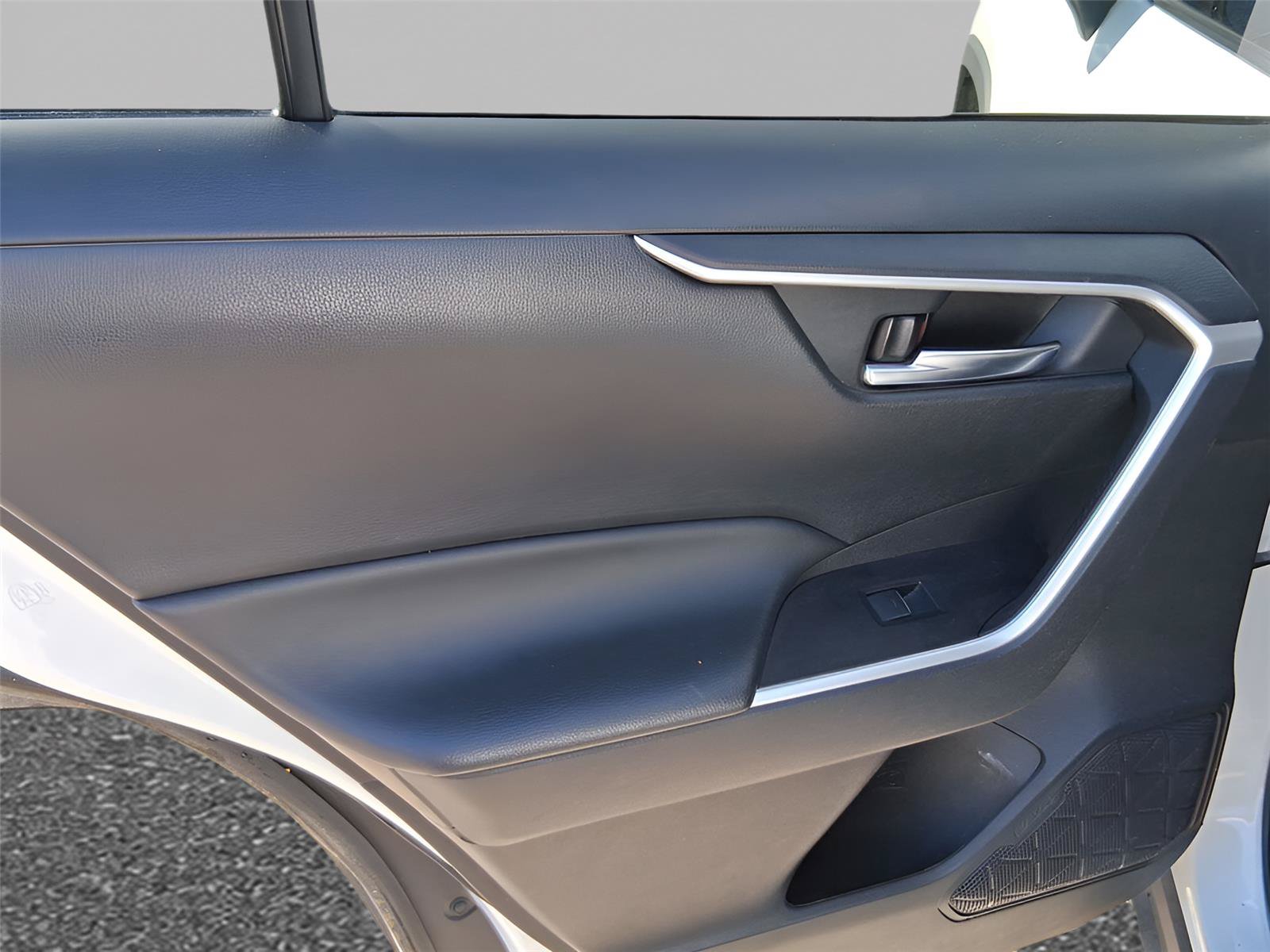 Used 2022 Toyota RAV4 XLE AWD/4WD image 12