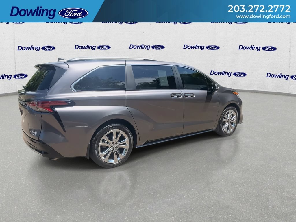 Used 2024 Toyota Sienna Platinum FWD image 3