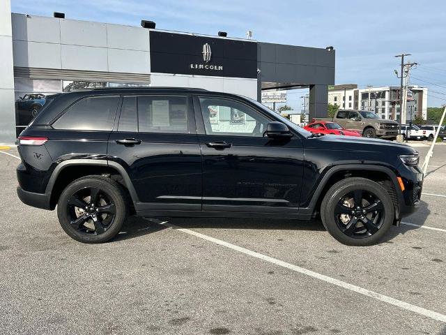Used 2023 Jeep Grand Cherokee Altitude AWD/4WD image 3