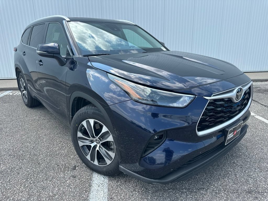 Used 2023 Toyota Highlander XLE AWD/4WD image 10