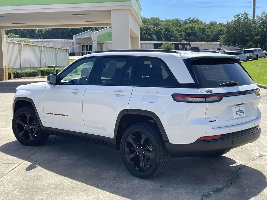 Used 2023 Jeep Grand Cherokee Altitude AWD/4WD image 5