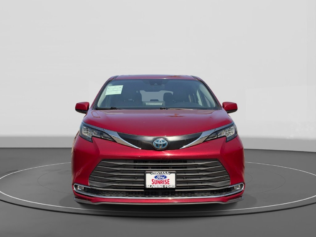 Used 2023 Toyota Sienna XLE FWD image 3
