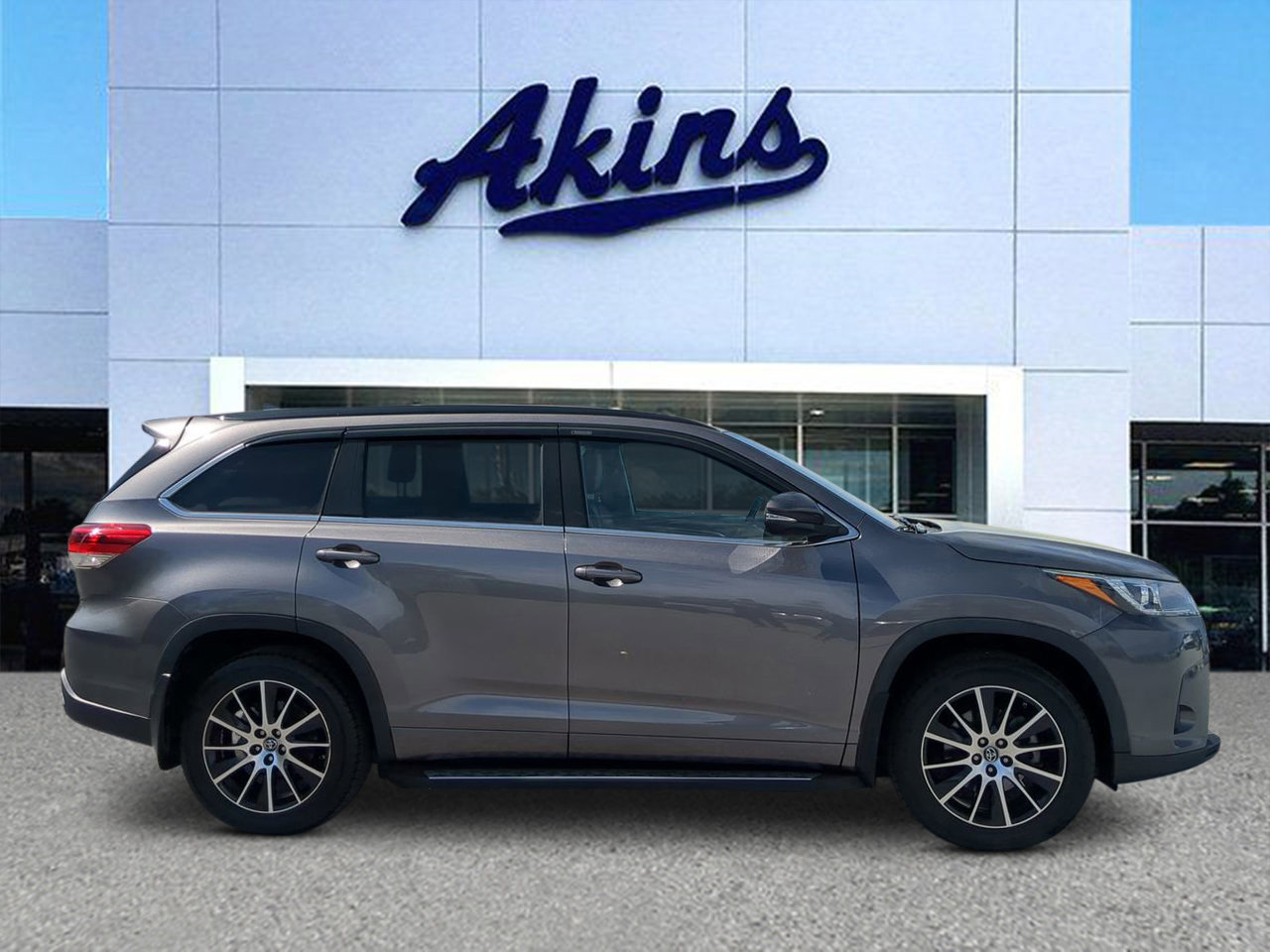 Used 2018 Toyota Highlander SE image 5