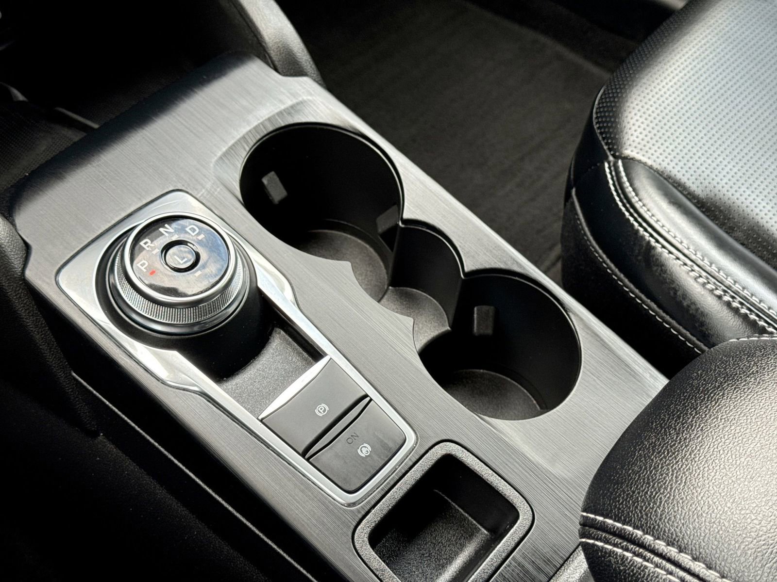 Certified 2025 Ford Escape Platinum image 31