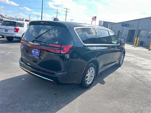 Used 2024 Chrysler Pacifica Touring-L image 3