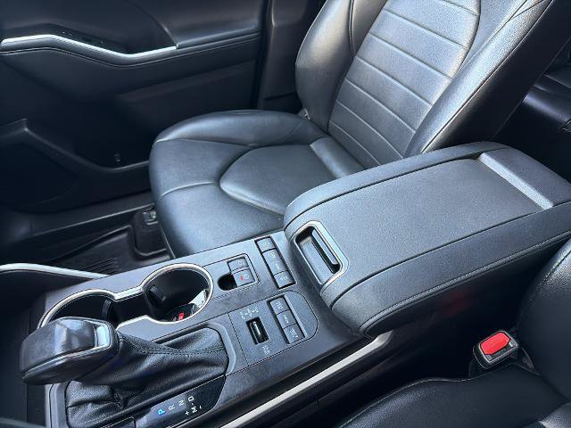 Used 2021 Toyota Highlander XLE AWD/4WD image 35