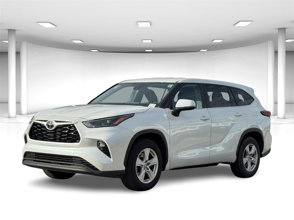 Used 2024 Toyota Highlander LE image 2