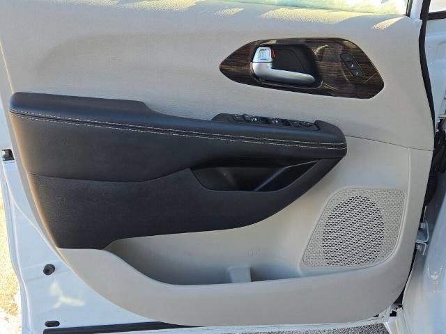 Used 2024 Chrysler Pacifica Limited image 20